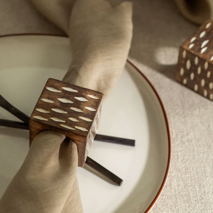 Zestaw 4 drewnianych pierścieni na serwetki Elon Style - Madera - Yooglo