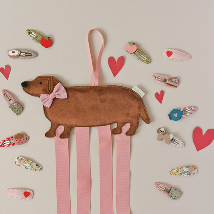 Wieszak na spinki Sausage Dog z czterema wstążkami - Yooglo